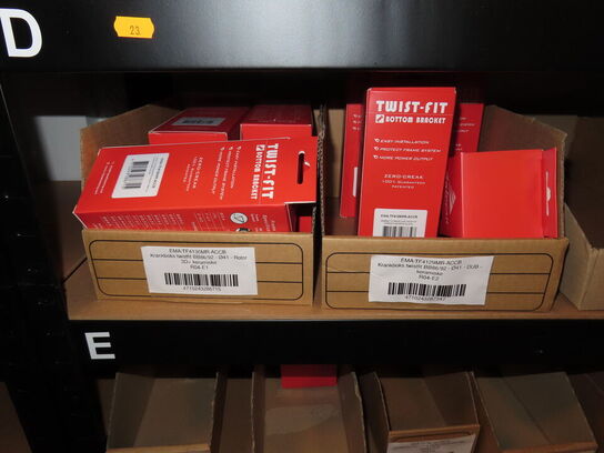 Reol med indhold af cykeldele