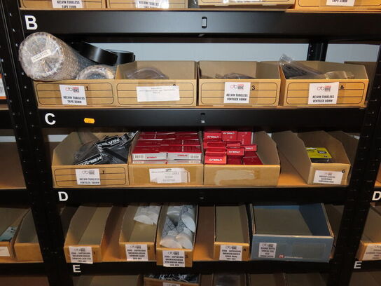 Reol med indhold af cykeldele