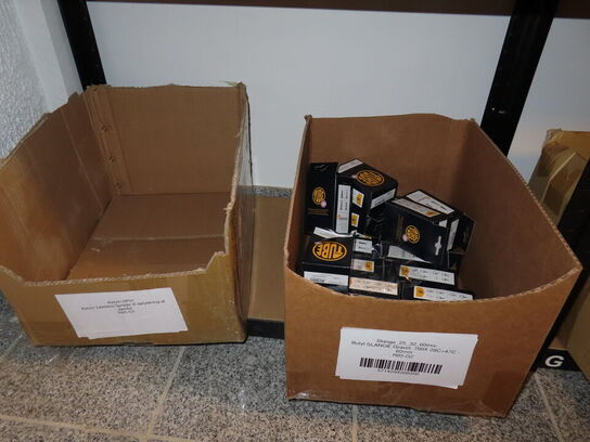 Reol med indhold af cykeldele