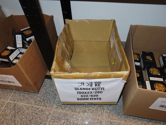 Reol med indhold af cykeldele