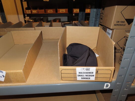 Reol med indhold af cykeldele