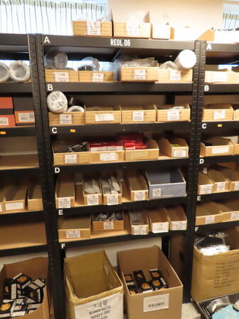 Reol med indhold af cykeldele