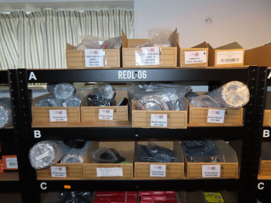 Reol med indhold af cykeldele