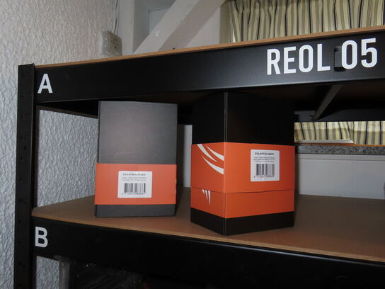 Reol med indhold af cykeldele