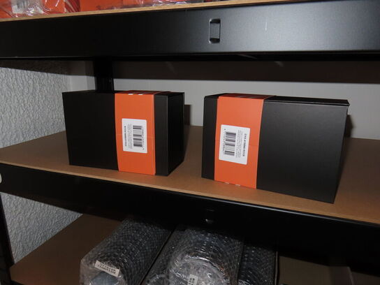 Reol med indhold af cykeldele