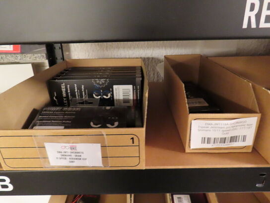 Reol med indhold af cykeldele