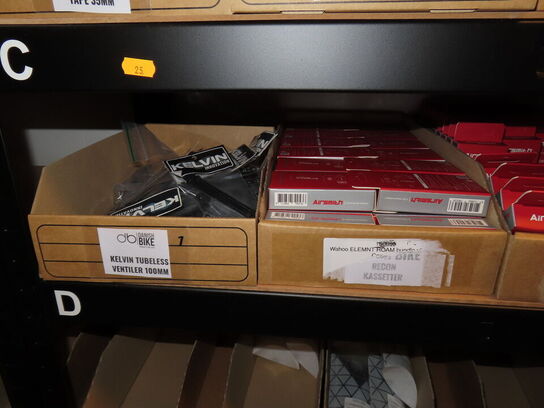 Reol med indhold af cykeldele