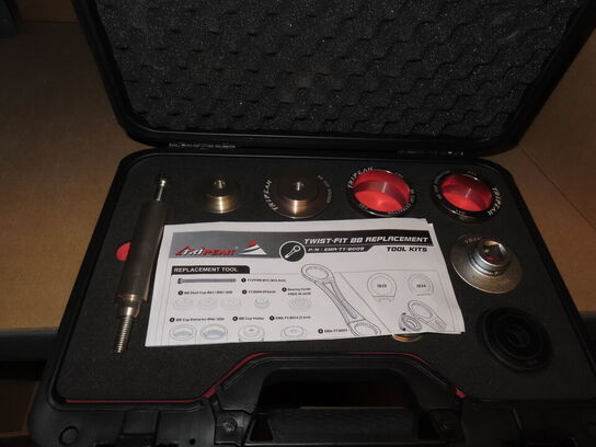 Reol med indhold af cykeldele