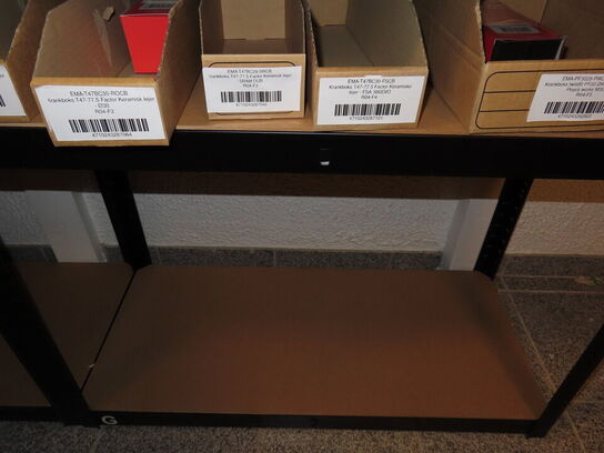 Reol med indhold af cykeldele