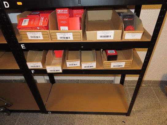 Reol med indhold af cykeldele