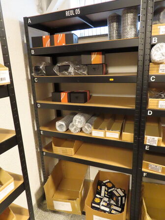 Reol med indhold af cykeldele