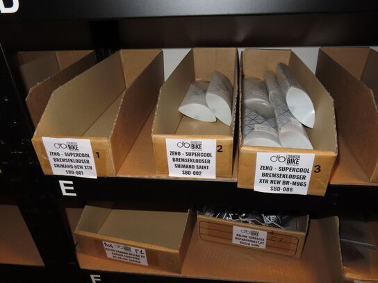 Reol med indhold af cykeldele