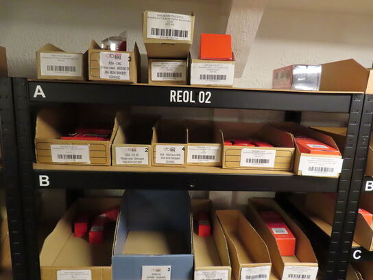 Reol med indhold af cykeldele