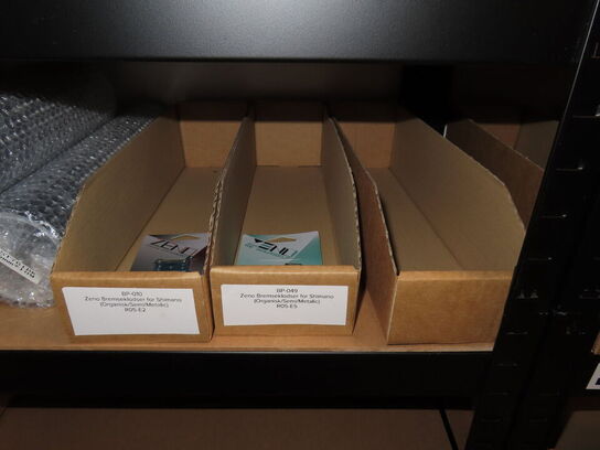 Reol med indhold af cykeldele