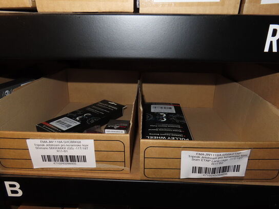 Reol med indhold af cykeldele