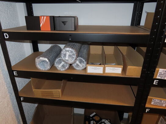 Reol med indhold af cykeldele