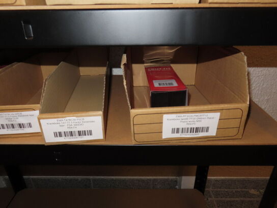 Reol med indhold af cykeldele