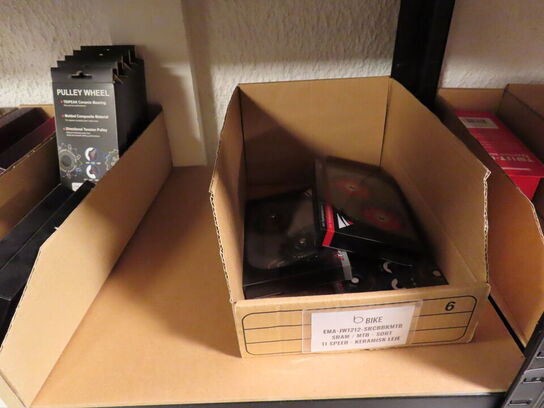 Reol med indhold af cykeldele