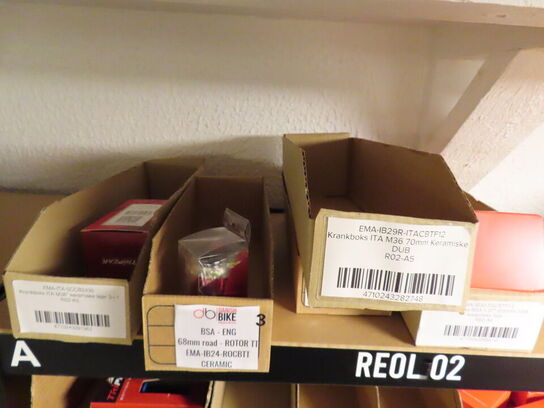 Reol med indhold af cykeldele
