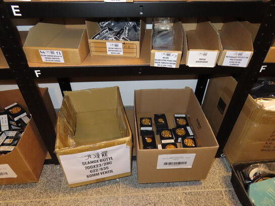 Reol med indhold af cykeldele