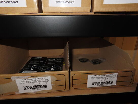 Reol med indhold af cykeldele