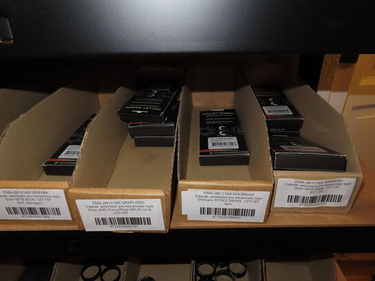 Reol med indhold af cykeldele