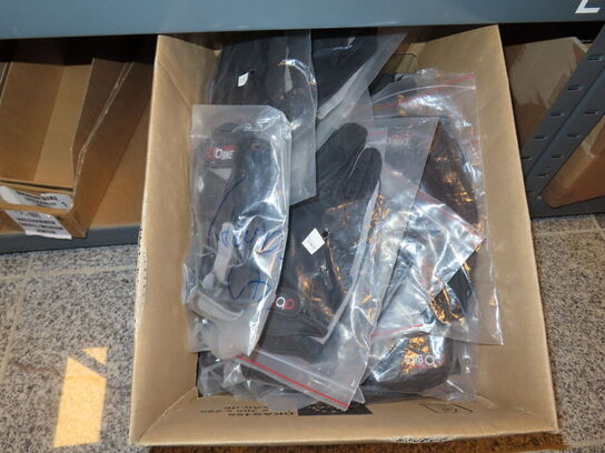 Reol med indhold af cykeldele