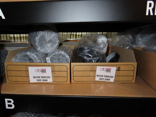 Reol med indhold af cykeldele