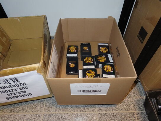 Reol med indhold af cykeldele