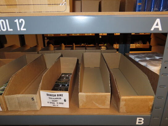 Reol med indhold af cykeldele