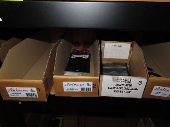 Reol med indhold af cykeldele