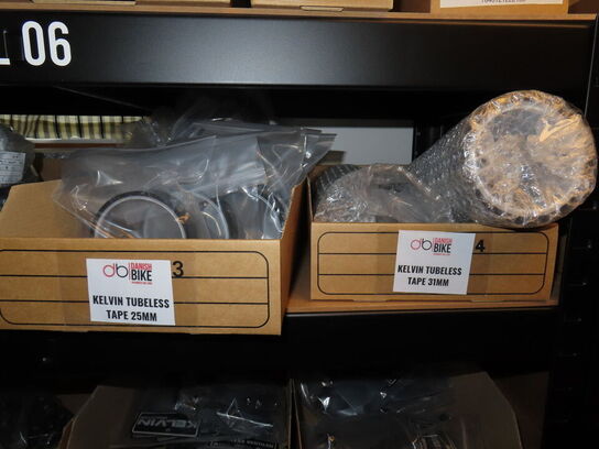 Reol med indhold af cykeldele