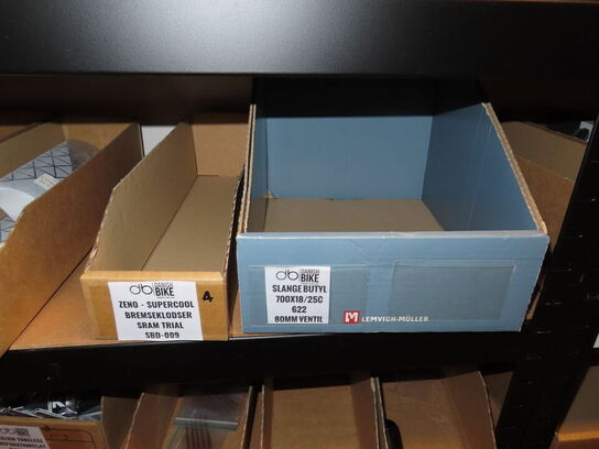 Reol med indhold af cykeldele