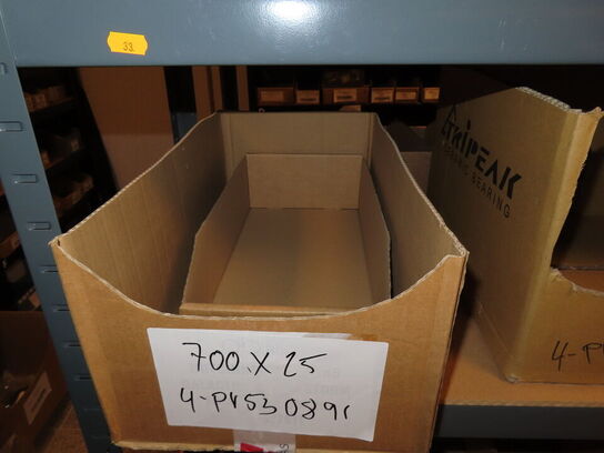 Reol med indhold af cykeldele