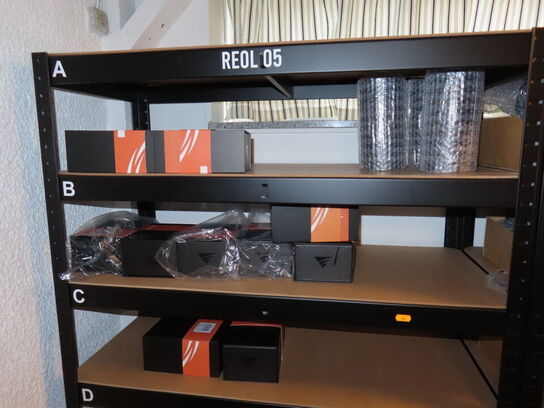 Reol med indhold af cykeldele