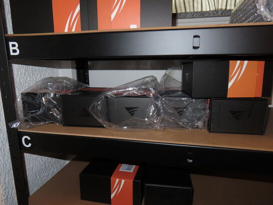 Reol med indhold af cykeldele