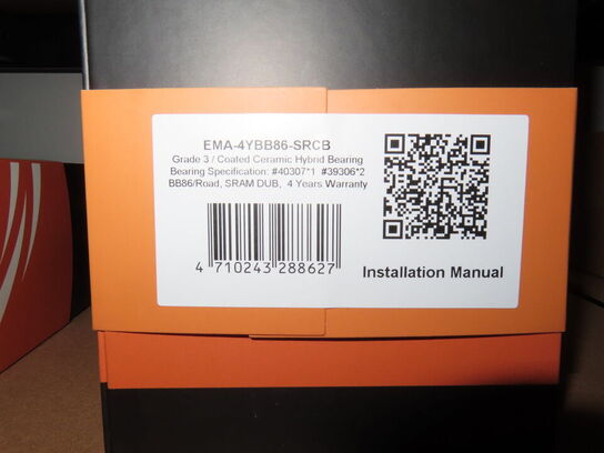 Reol med indhold af cykeldele