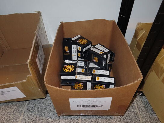 Reol med indhold af cykeldele