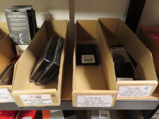 Reol med indhold af cykeldele