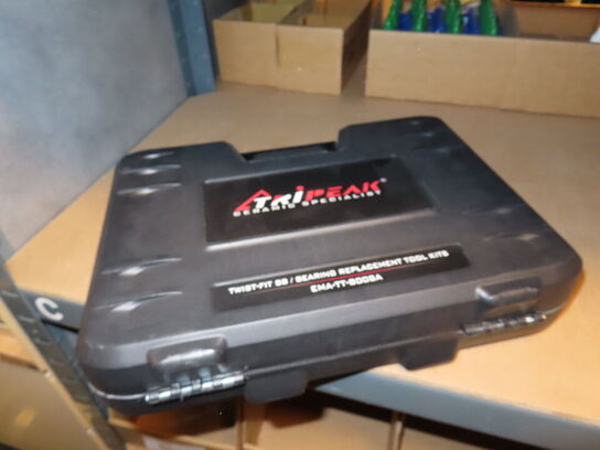 Reol med indhold af cykeldele