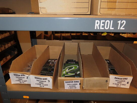 Reol med indhold af cykeldele