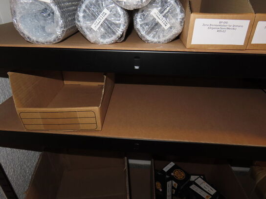 Reol med indhold af cykeldele