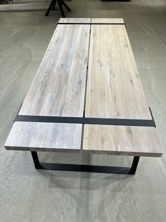 Gigant spisebord. Hvidolieret massiv vildeg. 100x240 cm. Højde 74 cm.