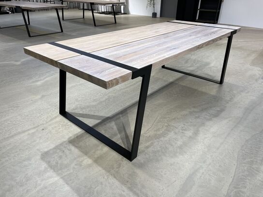 Gigant spisebord. Hvidolieret massiv vildeg. 100x240 cm. Højde 74 cm.