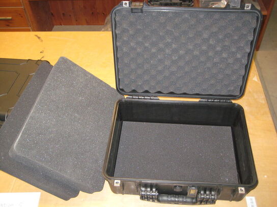 2 stk. flightcase - med plukskum til tilpasning af indhold, ubrugt