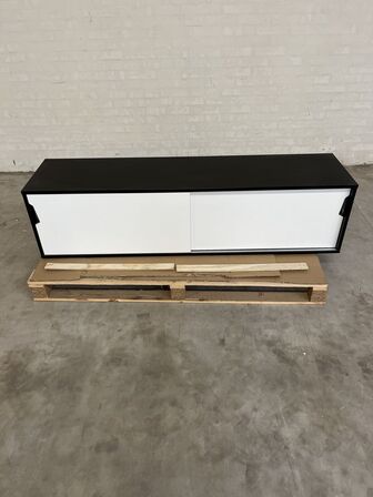 Skab til ophæng på væggen. 160x40x40 cm., brugt