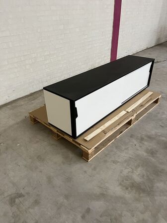 Skab til ophæng på væggen. 160x40x40 cm., brugt