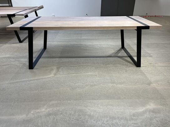 Gigant spisebord. Hvidolieret massiv vildeg. 100x240 cm. Højde 74 cm.