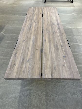 Zilas spisebord. Hvidolieret massiv vildeg. 100x290 cm. Højde 74 cm.