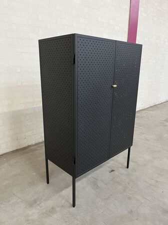 Brooks dækketøjsskaab. Bredde 72, højde 111, dybde 37 cm.